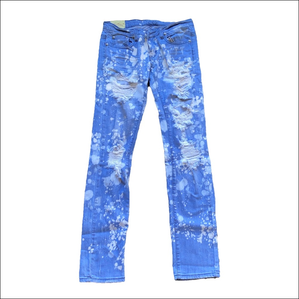 Light wash ripped Jeans w/ bleach spots